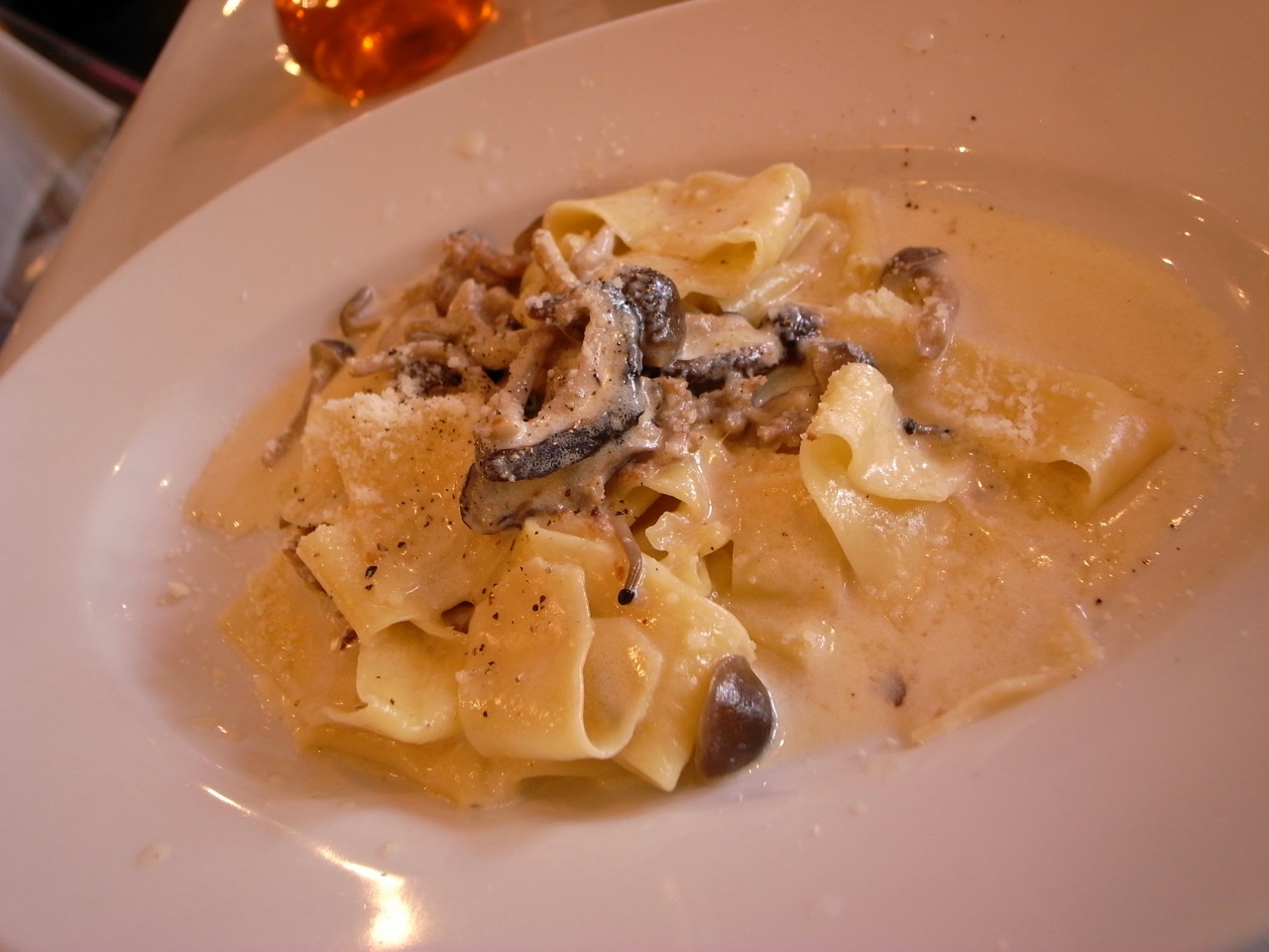 自家製ソーセージとキノコのクリームソース・パッパルデッレ